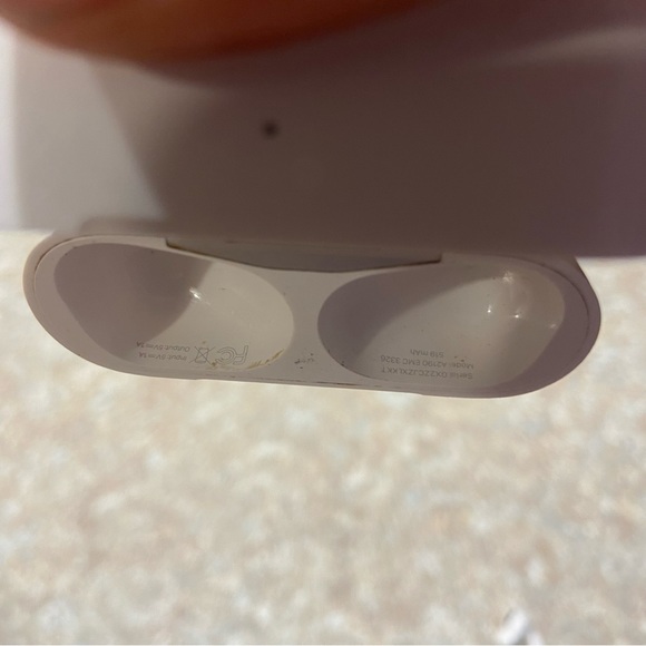 Apple AirPod 1st generation case with broken AirPods read description - Picture 7 of 7